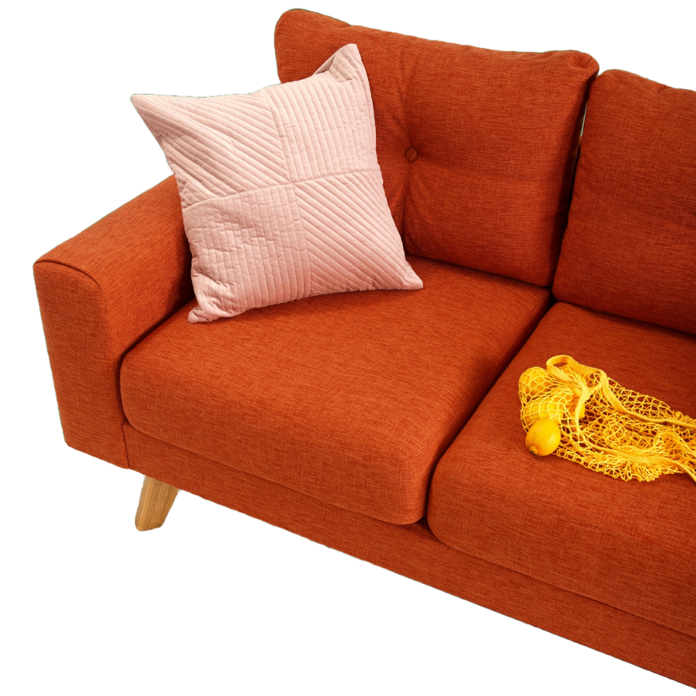 Orange Couch mit einem Kissen.
